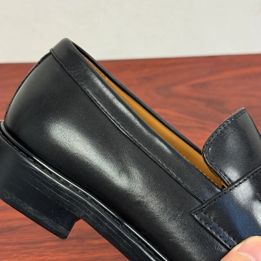 Batch 980 Gucci/Gucci new men's loafers with horsebit buckle! These classic loafers, embellished with a horsebit buckle, embody timeless elegance and pay homage to the brand's rich heritage. The carefully crafted leather sole and semi-circular toe inject new charm into the entire design. Iconic accessories and metal buckle finishes complement each other, classic loose fit, solid color leather highlights the simple and rustic temperament. Select high-quality leather. Pay attention to the details of the leather material. The texture is bright. The leather has excellent toughness. It is soft, comfortable and durable. The dyed calfskin lining has uniform and fine holes, soft and comfortable. The thickened leather outsole and the composite rubber bottom sheet at the heel are extremely comfortable, wear-resistant and non-slip. It is the first choice for light weight. It is versatile and luxurious, and comes with a full set of packaging! Size: 39-40-41-42-43-44 leather shoe size (can be customized to 38.45.46) Item number: 812158 black cowhide